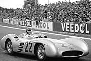 Großer Preis von Frankreich in Reims, 1954. Hans Herrmann (Start-Nr. 22) am Steuer des Mercedes-Benz Formel-1-Rennwagen W 196 R mit Stromlinienkarosserie